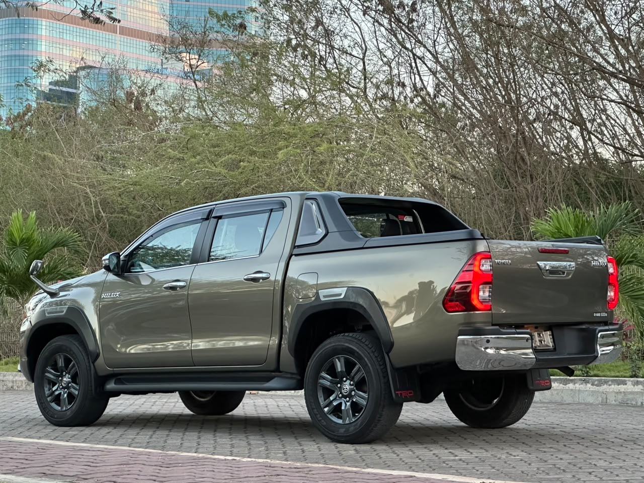 TOYOTA HILUX DOUBLE CABIN thumbnail 3